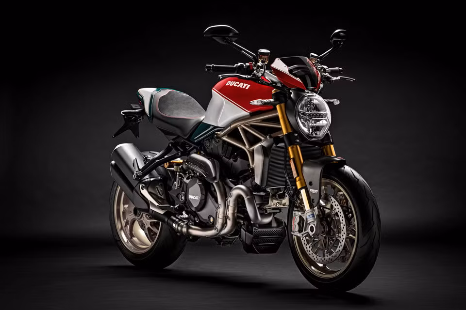 Ducati Monster 1200 25° Anniversario sẽ có mặt tại châu Âu từ tháng 9, sau đó là đến Nhật Bản vào tháng 10. Xe xuất hiện tại Mỹ vào tháng 11 trước khi ra mắt tại Australia vào cuối năm. Hiện tại khách hàng đã có thể đặt xe tại các đại lý của Ducati.