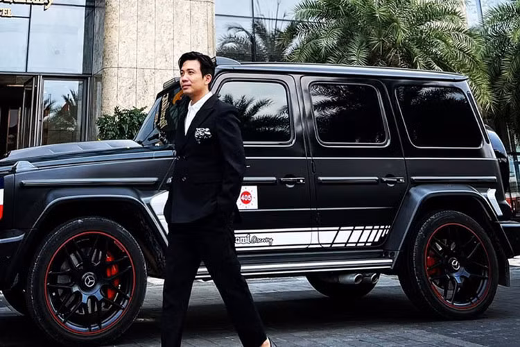 Hiện không rõ lần ghé thăm Hà Nội này của Minh Nhựa có liên quan đến dự án hot nào về siêu xe hay không mà khiến đại gia ngành nhựa phải mang cả xe Mercedes-AMG G63 Edition 1 hơn 14 tỷ từ Sài thành ra Thủ Đô để tháp tùng mình thay vì mượn xe của bạn bè di chuyển trong những ngày dạo chơi tại đây. 
