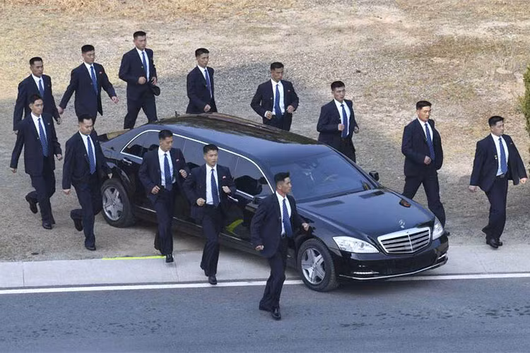 Xe limousine chống đạn hạng sang Mercedes-Benz S600 Pullman Guard cũng là mẫu xe được nhiều nguyên thủ quốc gia trên thế giới hiện đang sử dụng, trong đó có Tổng thống Nga Vladimir Putin, Tổng thống Hàn Quốc Moon Jae-in hay Chủ tịch Trung Quốc Tập Cận Bình...