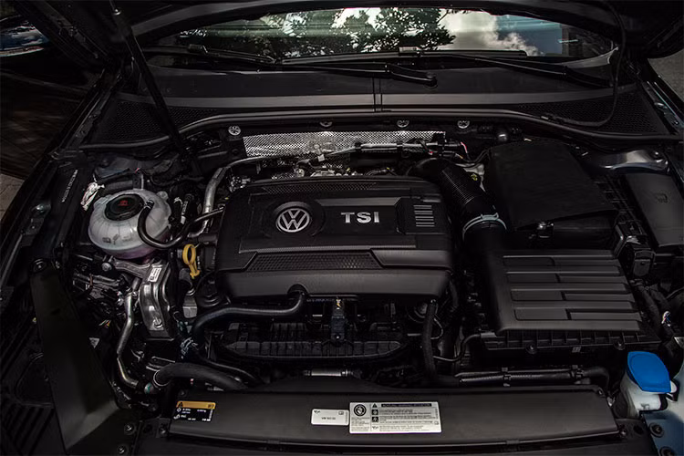 Về sức mạnh, Volkswagen Passat BlueMotion Comfort phiên bản mới này sẽ được trang bị động cơ 4 xylanh, dung tích 1.8L, sản sinh công suất 177 mã lực tại tua máy 5.100 - 6.000 vòng/phút và mômen xoắn cực đại 250 Nm tại tua máy 1.250 - 5.000 vòng/phút.