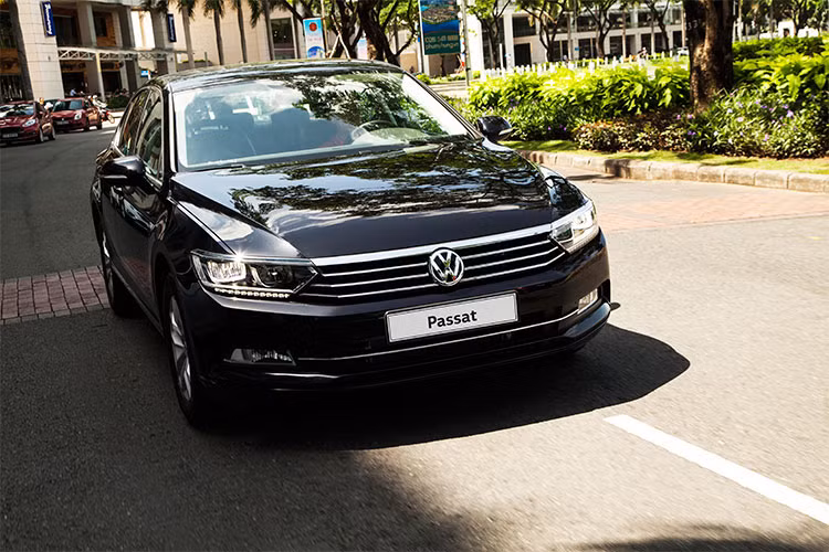 Volkswagen Passat sở hữu phần đầu xe với lưới tản nhiệt có thiết kế kéo dài, gồm 3 thanh nang mạ crôm, nối liền cụm đèn pha LED của xe. Nổi bật chính giữa là logo VW truyền thống của hãng. Nắp capô có hai đường gân vừa làm tăng vẻ mạnh mẽ, đồng thời nâng cao tính khí động học cho xe.