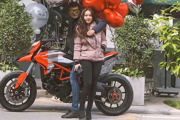 Đặc biệt hơn cả là cặp đôi Biker tại Hà Tĩnh này từng thu hút giới mê xe cũng như cộng đồng mạng với bộ ảnh cưới lung linh trên chiếc xe môtô phân khối lớn Ducati Monster 1200 hơn 2 năm về trước.