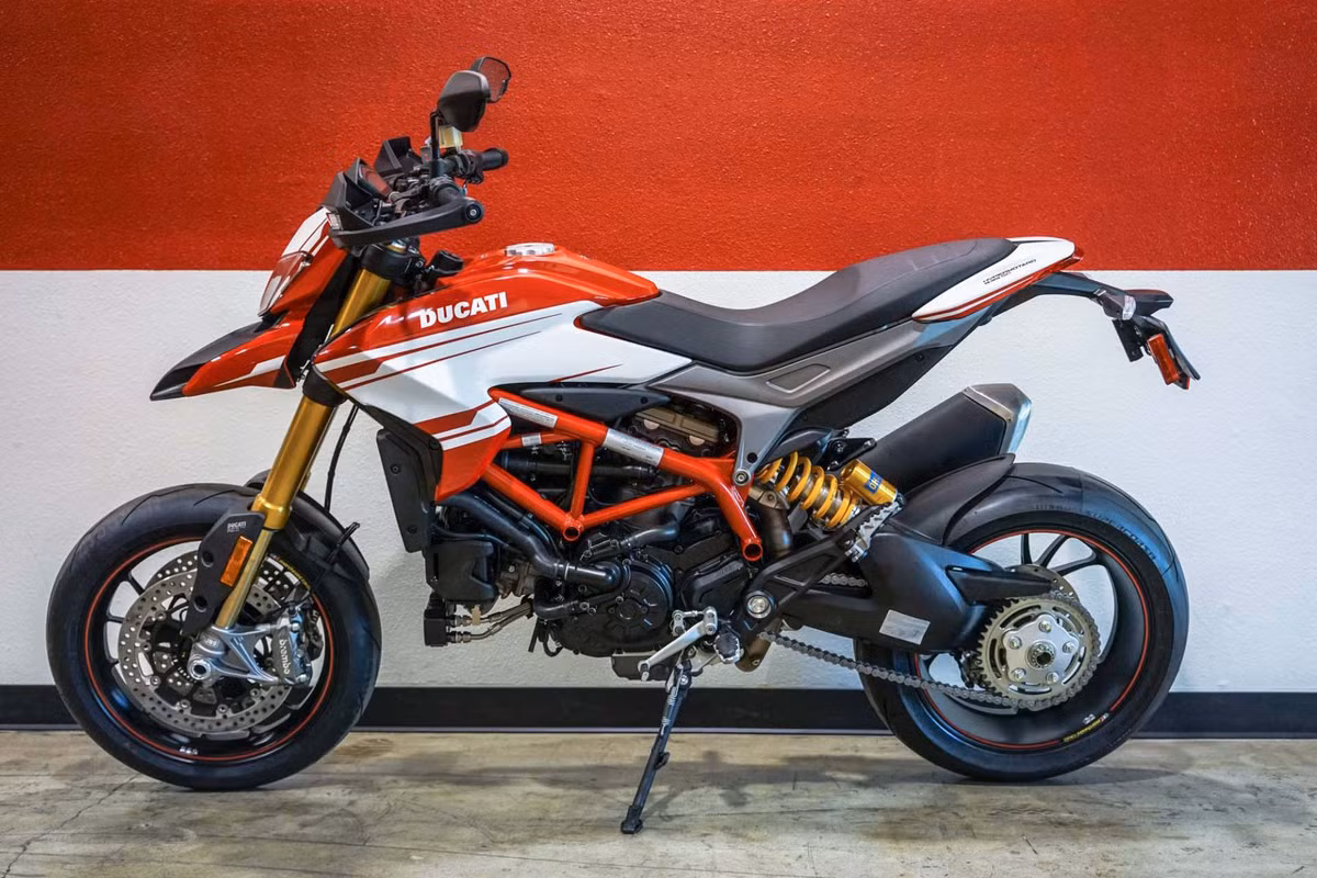 Nâng cấp lớn nhất trên Hypermotard mới đó là động cơ L-Twin Testastretta II đã được nâng dung tích lên từ 821 thành 937 cc. Với động cơ mới, tất cả các phiên bản đều có công suất tối đa 113 mã lực, mạnh hơn 3 mã lực so với thế hệ cũ cùng mô-men xoắn cực đại tăng 10%.