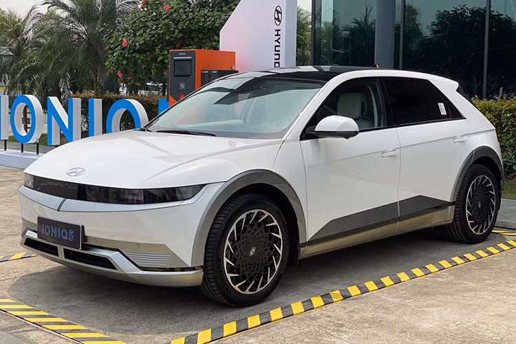 Hyundai Ioniq 5 là thiết kế Parametric Pixel với cụm đèn chiếu sáng trước, sau theo phong cách pixels với các ô vuông ánh sáng. Cụm các chi tiết này xuất hiện trên hầu hết các khu vực chiếu sáng của xe: đèn trước, đèn sau, đèn báo mức năng lượng khi sạc… Tay nắm cửa của xe dạng ẩn để tăng tính khí động học, mâm xe 20 inch thiết kế lạ mắt.