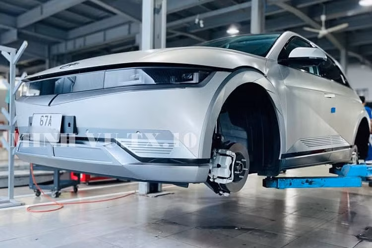 Không ít tỏ ra choáng váng trước sự chịu chơi của đại gia nào đó ở đây khi chi ra gần 2 tỷ đồng để làm người tiên phong trải nghiệm xe Hyundai Ioniq 5, nhưng cũng có không ít hoài nghi cho đây là hình ảnh chỉnh sửa... Hiện hình ảnh chiếc xe điện Hyundai Ioniq 5 biển số An Giang đang thu hút khá nhiều sự quan tâm của cộng đồng mạng.