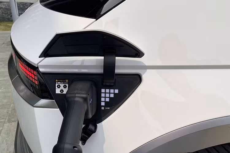 Được biết, chiếc xe điện Hyundai Ioniq 5 này có bộ sạc di động kèm theo xe, chủ nhân có thể cắm sạc bằng nguồn điện gia dụng tại nhà. Xe sử dụng 2 loại pin nhưng xe được rao bán tại Việt Nam nhiều khả năng là pin có dung lượng 72,6 kWh, cung cấp năng lượng cho mô tơ điện gắn ở cầu sau, công suất 217 mã lực và mô-men xoắn 350 Nm.
