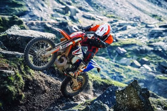  Hãng xe máy KTM của Áo vừa cho biết khối động cơ xy-lanh đơn mới này sẽ được phát triển theo hai phiên bản: 250 và 300cc hứa hẹn đem lại những điều tốt nhất của động cơ 2 thì cùng 4 thì: sức mạnh vượt trội cùng khả năng tiết kiệm nhiên liệu trong khi vẫn đảm bảo đáp ứng được những quy định khí thải nghiêm ngặt.