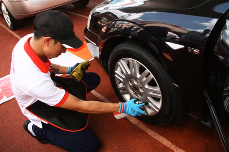 Trong các sự cố xảy ra do bộ phận của xe bị hư hỏng thì nổ lốp là một trong những nguyên nhân hàng đầu gây ra tai nạn giao thông. Và lý do vì sao xảy ra tình trạng nổ lốp này hầu hết được lý giải do lốp xe quá mòn và cũ dẫn đến việc lốp chịu “giới hạn tải trọng cực đại” phải hoạt động hết công suất, bị mài mòn nhiều, ma sát với mặt đường nhiều nên dẫn đến hiện tượng quá nhiệt và phát nổ. Trong các sự cố xảy ra do bộ phận của xe bị hư hỏng thì nổ lốp là một trong những nguyên nhân hàng đầu gây ra tai nạn giao thông. Và lý do vì sao xảy ra tình trạng nổ lốp này hầu hết được lý giải do lốp xe quá mòn và cũ dẫn đến việc lốp chịu “giới hạn tải trọng cực đại” phải hoạt động hết công suất, bị mài mòn nhiều, ma sát với mặt đường nhiều nên dẫn đến hiện tượng quá nhiệt và phát nổ.