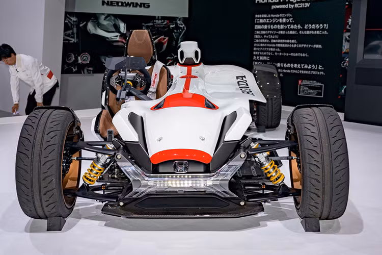 Theo Honda motor cho biết, chiếc xe cho cảm giác như khi lái một chiếc xe máy ở vận tốc cao nhờ vào thiết kế "cabin-less", tức không có cabin như những chiếc xe hơi truyền thống.