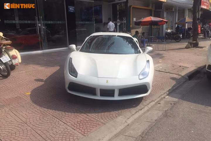 Kết hợp cùng hộp số ly hợp kép 7 tốc độ, "siêu ngựa" Ferrari 488 GTB chỉ mất khoảng thời gian 3 giây để tăng tốc từ 0-100 km/h trước khi đạt vận tốc tối đa 330 km/h. Tại Mỹ, Ferrari 488 GTB có giá 242.000 USD, tương đương với đàn anh 458 Italia thời mới được giới thiệu.