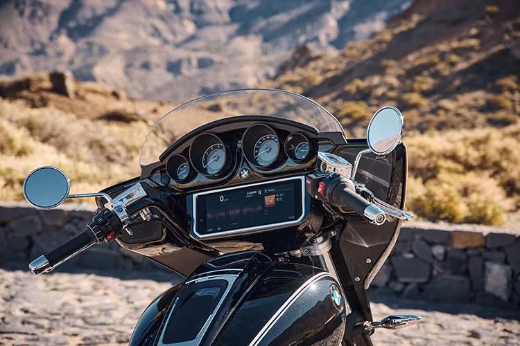 BMW R18 B và R18 Transcontinental tại Việt Nam gây ấn tượng với thiết kế tinh giản và kiểu dáng cứng cáp, mạnh mẽ. Ngoại hình xe độc đáo nhờ khung sườn được gia công bằng thép ống đôi chịu lực, kết hợp cùng gắp sau tạo nên một khối liền mạch. Các chi tiết như bình xăng hình giọt nước 24 lít hay trục các-đăng lộ thiên làm nổi bật nét hoài cổ.