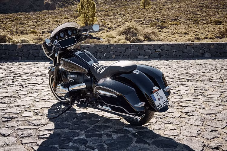 BMW R18 B và BMW R18 Transcontinental là những mẫu xe cao cấp được trang bị công nghệ tiên tiến bậc nhất phân khúc. Tiêu biểu là công nghệ DCC (Dynamic Cruise Control) có chức năng tự động điều chỉnh tốc độ theo thiết lập, giữ nguyên vận tốc kể cả khi xuống dốc.