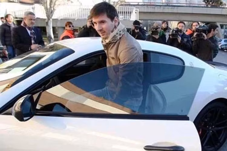 Ngôi sao của đội tuyển Argentina dường như là fan cuồng của dòng xe Ý khi anh cũng từng sở hữu một chiếc Maserati Gran Turismo MC Stradale, trước khi được bán lại cho người khác. Được biết, giá trị của chiếc xe thể thao này thời điểm mới mua về rơi vào khoảng 150.000 USD.