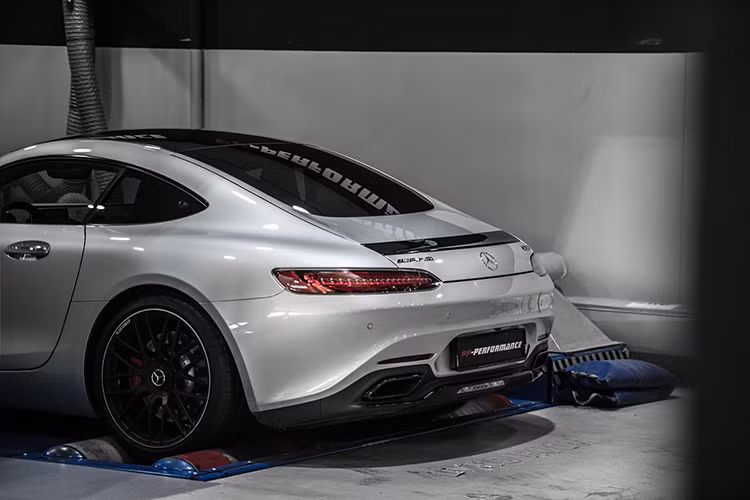 Tuy nhiên, nhờ trọng lượng nhẹ và thân xe tối ưu hơn, Mercedes-AMG GT S độ có thể tăng tốc lên 100 km/h chỉ trong 3.4 giây. Quả là một con số ấn tượng.