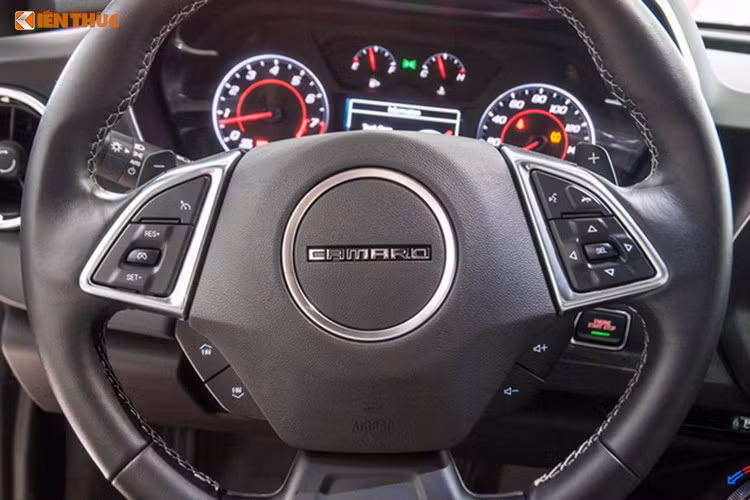 Bên trong khoang lái, chiếc Chevrolet Camaro mui trần đời 2017 có "nội y" màu đen cùng những chi tiết mạ bạc hay các đường chỉ khâu trắng ở ghế ngồi và vô-lăng 3 chấu đáy vát phẳng tích hợp nhiều nút bấm, phanh tay diện tử cũng được tích hợp trên mẫu xe mới này. Hệ thống thông tin giải trí mới bao gồm; Chevrolet MyLink tương thích với ứng dụng Apple CarPlay, màn hình cảm ứng 8 inch, kết nối OnStar 4G LTE cùng nhiều tiện ích cá nhân khác...