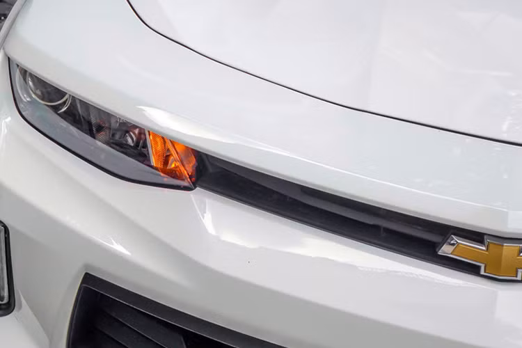 Chevrolet Camaro Convertible 2017 đầu tiên tại Việt Nam sở hữu ngoại thất trắng muốt đi kèm những điểm nhấn màu đen như lưới tản nhiệt phía trước... Ngoài ra, các chi tiết khác cũng sở hữu thiết kế khoẻ khoắn và thể thao như "người anh em" bản thường mui cứng của mình.