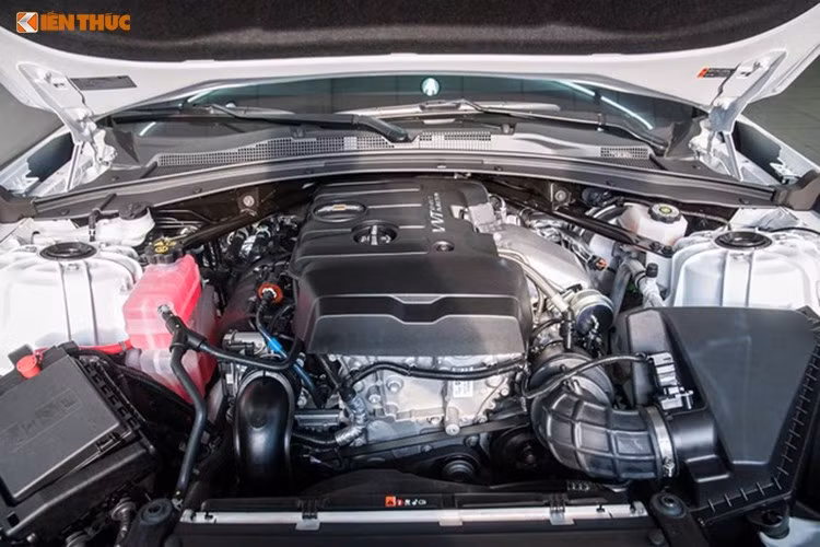 Xe sử dụng động cơ tăng áp kép, dung tích 2.0 lít. Với động cơ này, Chevrolet Camaro Convertible 2017 có thể né được thuế tiêu thụ đặc biệt mới áp dụng tại Việt Nam từ ngày 1/7/2016. Công suất tối đa của xe là 275 mã lực và mô-men xoắn cực đại 400 Nm cho phép tăng tốc từ 0-96 km/h trong thời gian 5,7 giây đi kèm hộp số tự động 8 cấp.