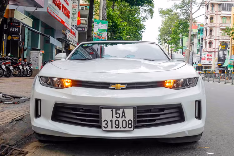 Theo những người am hiểu về xe tại thị trường xe Việt, đây là chiếc Chevrolet Camaro đời 2017 mui trần đầu tiên tại Việt Nam, đồng thời cũng là chiếc đầu tiên có biển số. Sau khi về tay chủ mới, xe được gắn thêm bộ kit hiệu Razzi khá hầm hố, bao gồm ốp cản sau và ốp hông.