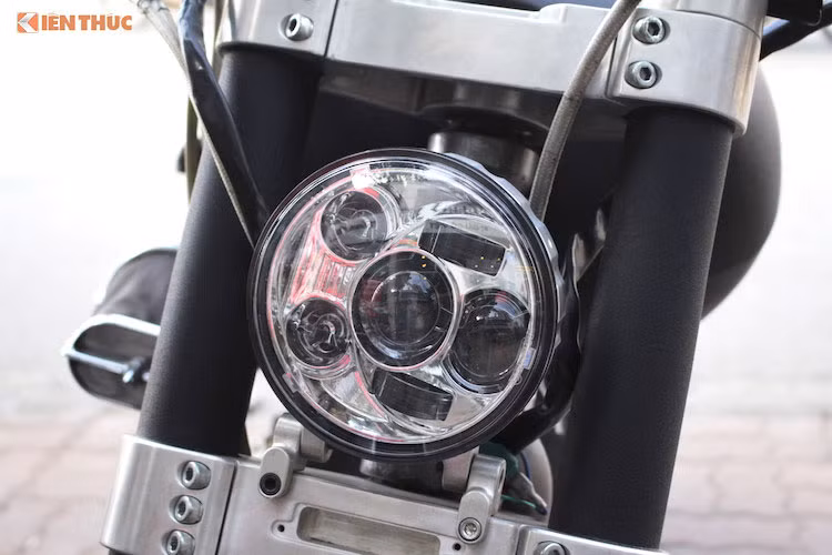 Tương tự như siêu phẩm Hellcat X132 hàng xịn, chiếc Harley-Davidson 883 độ này đã sở hữu tư thế ngồi lái thể thao nhờ cặp ghi-đông clip-on theo phong cách sportbike. Hệ thống giảm xóc sau đã phải thay đổi hoàn toàn, chuyển từ phuộc kép sang phuộc đơn monoshock với điểm bắt phuộc vào khung được gia cường chắc chắn.