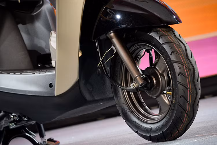 Yamaha Cuxi 2018 được trang bị vành đúc hợp kim 3 chấu kích thước 12 inch, phiên bản tiêu chuẩn sử dụng phanh tang trống, trong khi bản cao cấp IS được trang bị phanh đĩa. Hệ thống treo ở cả 3 phiên bảo đều là phuộc ống lồng ở trước và giảm xóc đơn lò xo trụ phía sau.