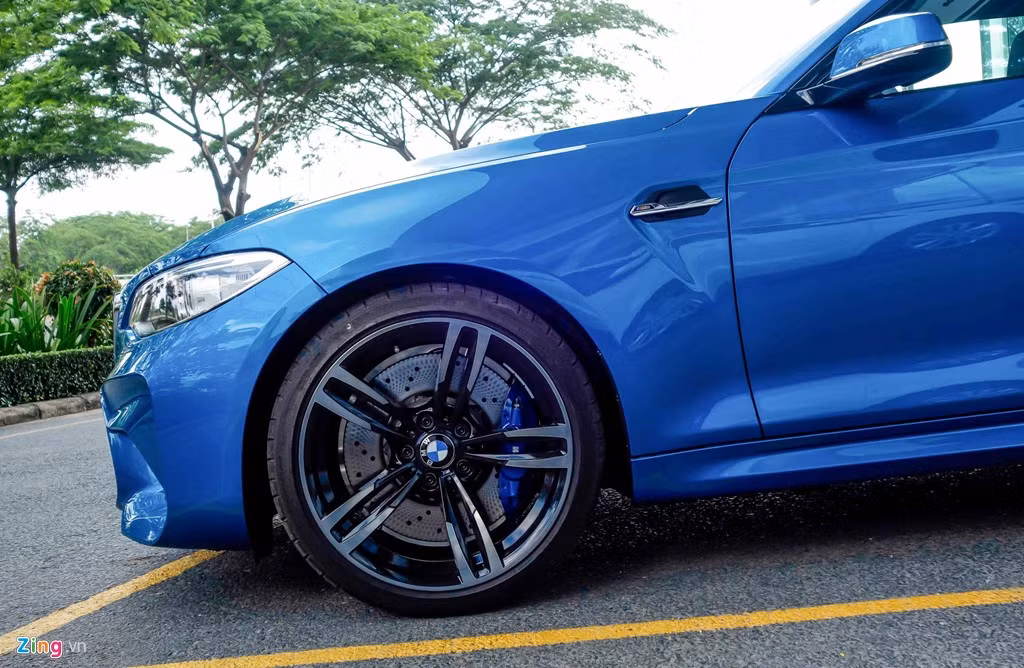 Vành tiêu chuẩn của M2 đường kính 19 inch, kết hợp với bộ lốp Michelin Pilot Super Sport, cho khả năng bám đường tốt sau mỗi cú nhích ga. Phanh đĩa 380 mm, kẹp phanh bốn piston phía trước và 370 mm cùng kẹp phanh 2 piston phía sau.