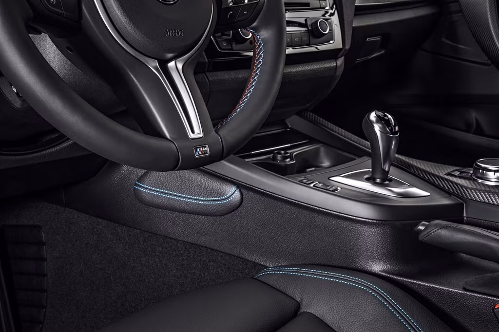 Bên trong, M2 thay đổi so với 235i nhờ tay lái bọc da của M-sport, ghế da thể thao màu đen ôm sát người lái. Các pedal được làm bằng nhôm. Tay lái đem lại cảm giác đầm, mặc dù có trợ lực điện tử. Các thanh giằng được bổ sung giúp tăng độ cứng thân xe.