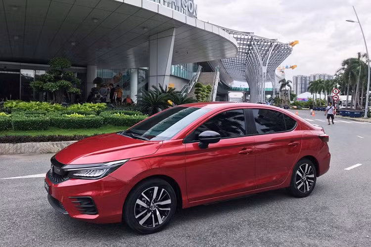 Chiếc City trong ảnh thuộc bản RS, khẳng định tin đồn trước đây về việc City mới tại thị trường Việt sẽ có cả bản RS là hoàn toàn chính xác. Phiên bản Honda City RS 2021 mới có ngoại hình thể thao hơn, khỏe khoắn hơn. Theo nhiều nguồn tin cho hay, Honda City 2021 mới sẽ lắp ráp tại Việt Nam và có diện mạo giống hệt như bản RS nhập khẩu ở Thái Lan.