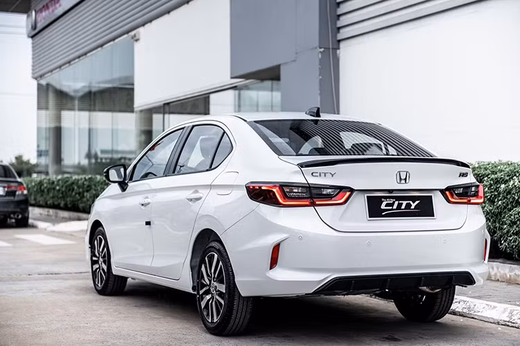 Xe sẽ sử dụng động cơ 1.0L DOHC 3 xy-lanh VTEC TURBO, cho công suất tối đa 122 mã lực tại 5.500 vòng/phút, mô-men xoắn cực đại 173 Nm tại 2.000 đến 4.500 vòng/phút. Động cơ này không chỉ mạnh hơn bản 1.5 trước đó mà mức tiêu thụ nhiên liệu cũng rất ấn tượng 4,2 lít/100km. City 2021 cũng thân thiện môi trường hơn khi đáp ứng tiêu chuẩn khí thải EURO 5 và lượng khí thải CO2 chỉ 99g/km. Bên cạnh đó, lẫy chuyển số sau vô-lăng cũng góp phần mang lại cảm xúc cho người lái. 