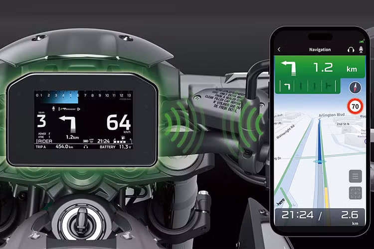 Z900SE 2025 còn có màn hình TFT 5 inch, với chức năng điều chỉnh độ sáng và chuyển đổi chế độ hiển thị. Các tính năng được nâng cấp, bao gồm việc sử dụng ứng dụng RIDEOLOGY để hiển thị điều hướng từng bước và có thể điều khiển bằng giọng nói.
