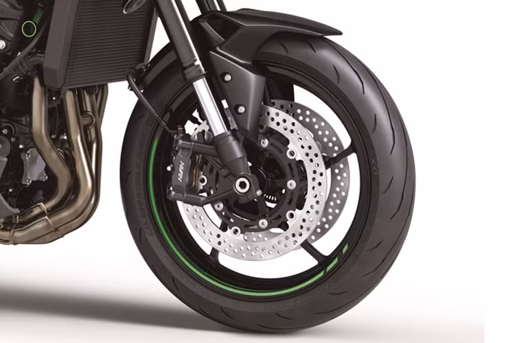 Về hệ thống giảm xóc, phiên bản Z900 SE sẽ có sự khác biệt so với mẫu tiêu chuẩn khi được trang bị giảm xóc Ohlins S46 ở phía sau, có thể điều chỉnh tải trước từ xa mà không cần dụng cụ. Hệ thống phanh vẫn sử dụng bộ phanh Brembo M4.32 mới nhất trong dòng sản phẩm của họ.