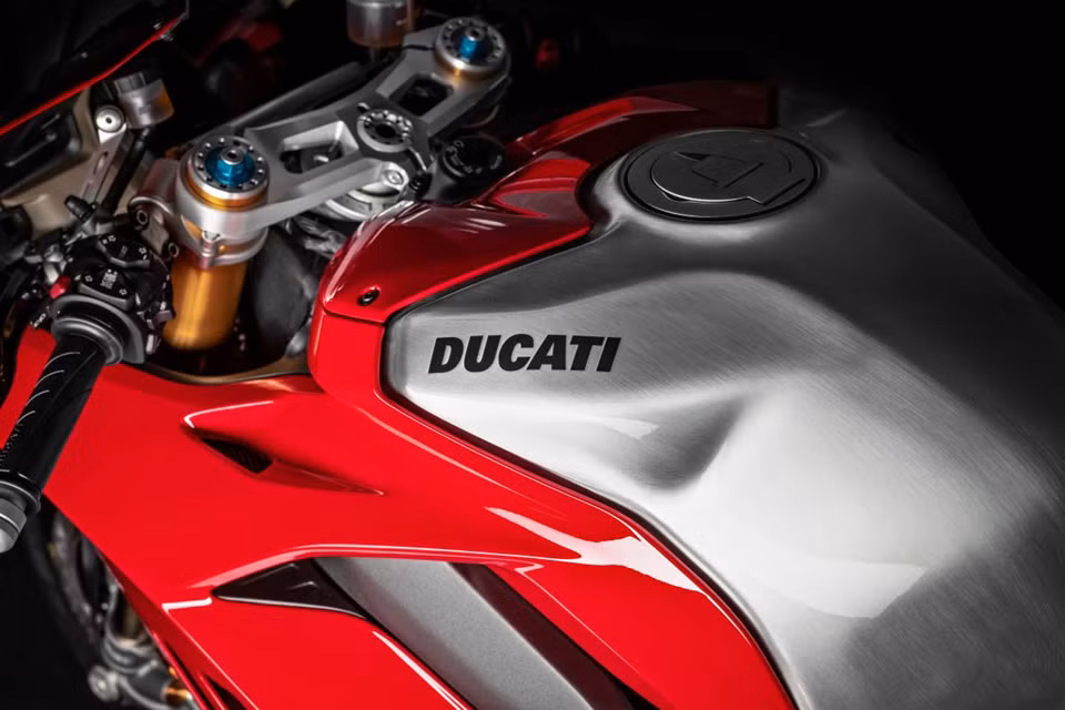 Siêu môtô Ducati Panigale V4 R có điểm nhấn thiết kế là bình xăng dung tích 16L được phủ màu nhôm xước rồi sơn phủ lớp bóng. Đây là đặc điểm giúp phân biệt với Panigale V4 tiêu chuẩn sở hữu bình xăng trùng màu với thân xe.