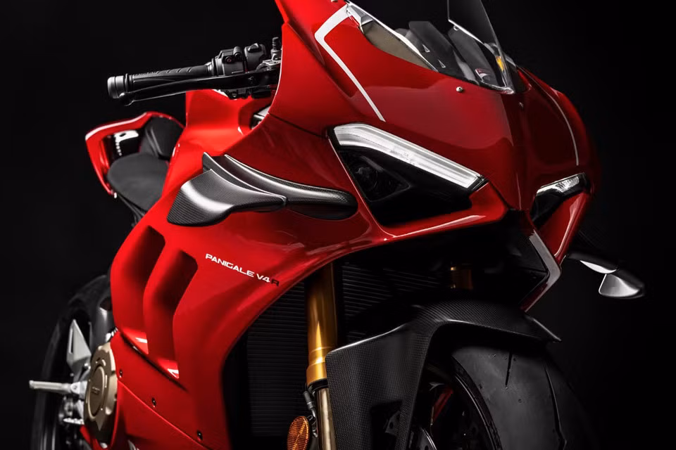 Không chỉ đơn thuần là một mẫu xe đua WSBK bản thương mại, Panigale V4 R còn sở hữu thiết kế lấy cảm hứng trực tiếp từ xe đua MotoGP. Cụ thể, cánh gió hai bên làm từ vật liệu carbon tương tự như thiết kế trên chiếc Desmosedici GP16 của Ducati ở MotoGP 2016.