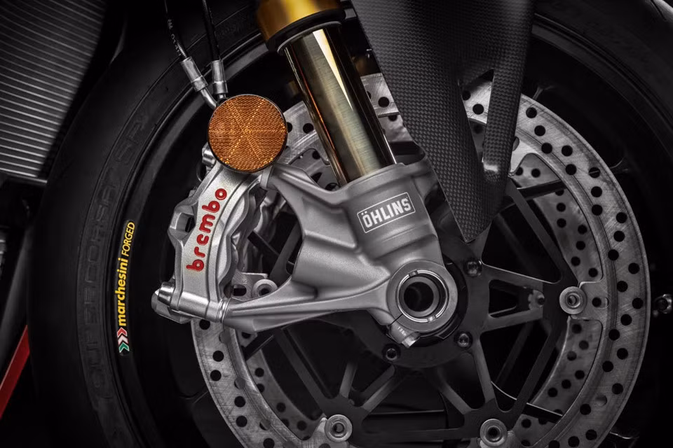 Động cơ V4 998 cc trên Panigale V4 R có tên gọi Desmosedici Stradale R. Động cơ này được Ducati thay đổi khá nhiều những chi tiết bên trong như: 4 quả piston bằng hợp kim độ bền cao, các tay biên bằng titanium, trục khuỷu mới và họng ga lớn hơn.