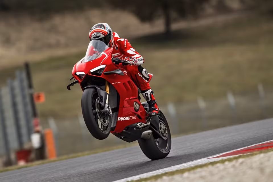 Ducati chỉ sản xuất 500 chiếc Panigale V4 R với mức giá 45.600 USD (tương đuong khoảng 1,06 tỷ đồng). Phần lớn trong số này sẽ bán cho những đội đua WSBK. Sau khi ra mắt tại sự kiện Ducati's World Premiere, mẫu siêu môtô thể thao Ducati mới này sẽ trình làng tại ECMA 2018.