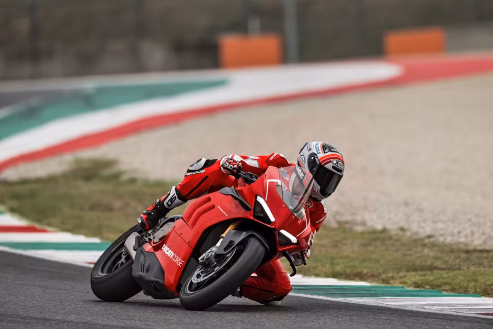 Bên cạnh đó, tính năng tính thời gian hoàn thành mỗi vòng đua qua GPS (Ducati Lap Timer GPS) giúp ghi lại các mốc thời gian, vòng tua cực đại, tốc độ tối đa và độ nghiêng thân xe. Hai tính năng trước đây chỉ có trên xe đua MotoGP.