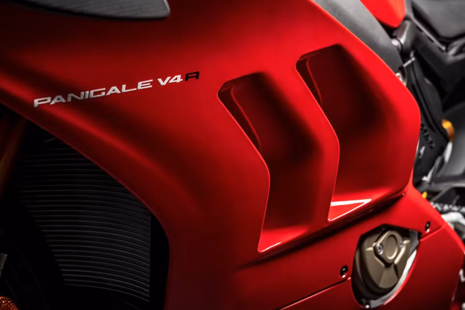 Bên cạnh cánh gió, thân xe của Panigale V4 R cũng được cải tiến với khe gió ở hai bên được lấy cảm hứng từ MotoGP. Các khe gió này hướng gió trực tiếp đi vào bên trong và làm tăng hiệu quả tản nhiệt cho động cơ.