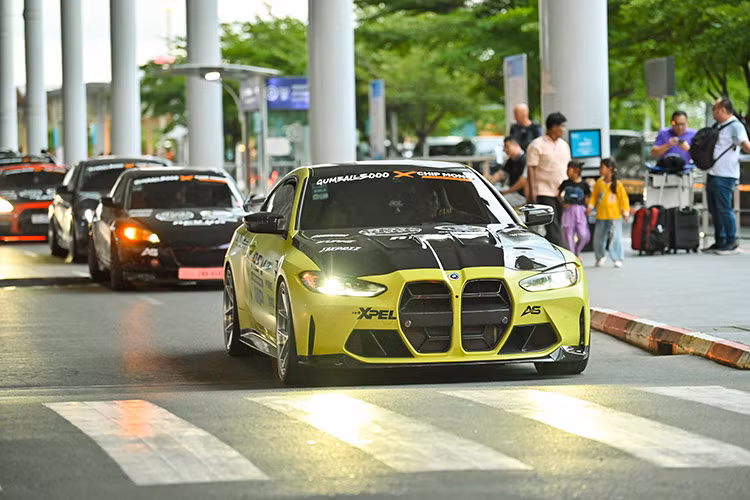 Được biết, hãng siêu xe nước Pháp chỉ sản xuất tổng cộng 60 chiếc Bugatti Chiron Super Sport trên toàn thế giới đi kèm mức giá bán lên đến 3,9 triệu đô la, tương đương khoảng 90 tỷ đồng, cao hơn 1,3 triệu đô la so với bản tiêu chuẩn và ước tính trên 20 xe đang có mặt tại châu Á. 