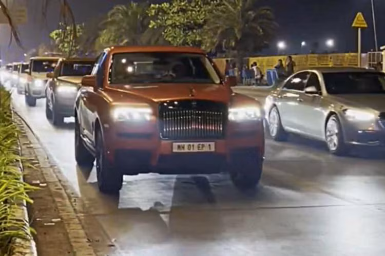 Mới đây, Anant Ambani và vị hôn thê Radhika Merchant được phát hiện đang có mặt tại Dubai, cùng nhau đi mua sắm tại trung tâm thương mại City Walk sang trọng. Và điều khiến mọi người chú ý là sự hoành tráng xung quanh sự xuất hiện của họ. 
