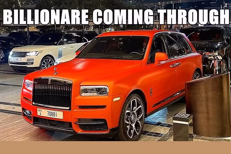 Ở quê nhà Mumbai, gia đình Ambani cũng thường di chuyển rầm rộ trên những chiếc xe siêu sang Rolls-Royce thửa riêng như thế này, với sự hộ tống của cảnh sát và đội an ninh riêng của họ.