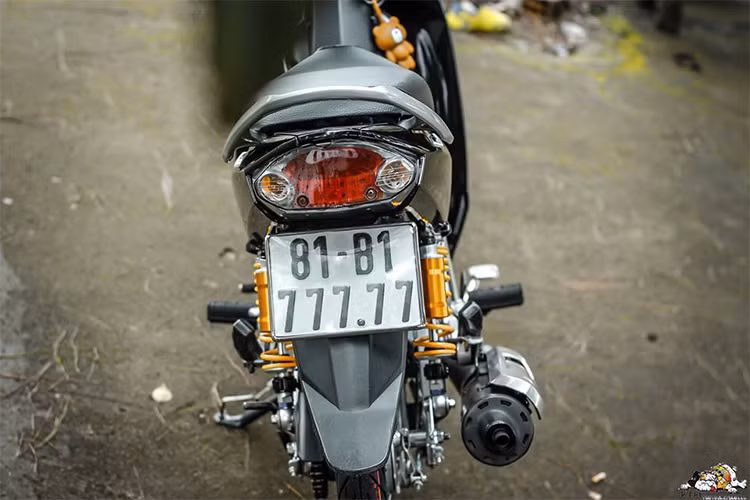 Ngoài việc trang bị đồ chơi cùng màu sơn đen nhám cá tính, chiếc xe số phổ thông Yamaha Sirius 110 này còn sở hữu biển số "ngũ quý 7" khiến nó càng trở nên độc đáo, đắt tiền và chất chơi hơn nguyên bản.