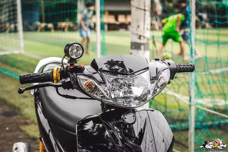 Chính vì vậy, đã có một số biker tại Việt Nam đã tận dụng thiết kế đẹp của Sirius để nâng cấp chiếc xe theo phong cách độ kiểng nhẹ nhàng. Với một loạt những đồ chơi "kiểng", chiếc Sirius của một dân chơi xe máy tại phố núi Gia Lai đã được "lột xác" đầy cuốn hút.