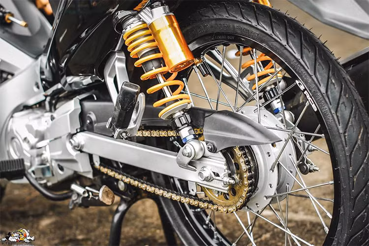Phuộc sau của thương hiệu Ohlins với bình dầu, vừa tăng vẻ đẹp sang trọng cho xe mà còn mang lại độ êm ái tối ưu cho người sử dụng. Phía dưới óng ánh sắc vàng với bộ xích NSD DID. NGoài ra một số chi tiết ở gắp sau của chiếc xe này cũng được làm mới.