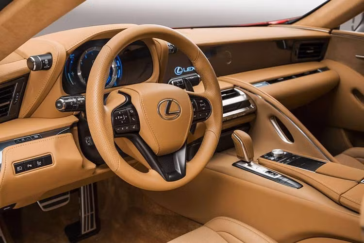 Mẫu xe 2 cửa tiên phong của Lexus lần đầu tiên giới thiệu tới khách hàng gói giải trí đa phương tiện Lexus Multimedia 2017 gồm hệ thống âm thanh Pioneer (bản tiêu chuẩn), hoặc dàn loa Mark Levinson âm thanh nổi cao cấp (bản lựa chọn).