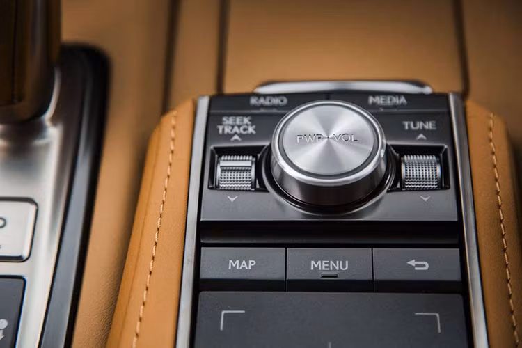 LC 500 cũng là mẫu xe đầu tiên sử dụng cấu trúc khung gầm dẫn động cầu sau hoàn toàn mới của Lexus - tiền đề cho các mẫu xe Lexus với động cơ đặt trước/dẫn động cầu sau trong tương lai.