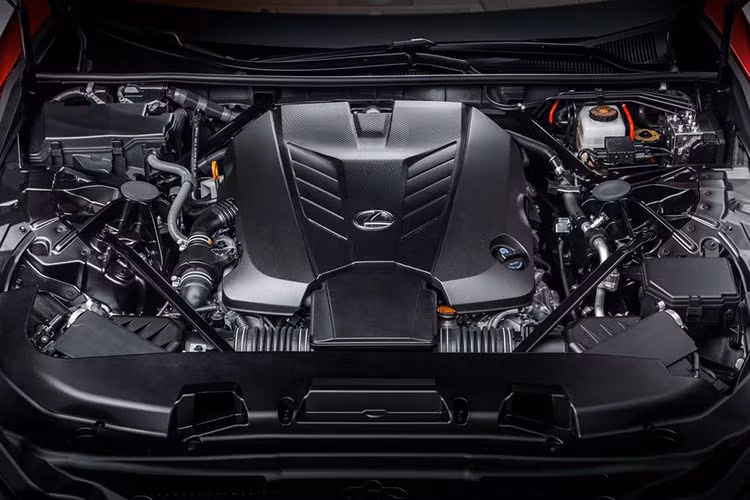 Trái tim của LC500 là khối động cơ V8 5.0 lít hút khí tự nhiên vốn được sử dụng trong các mẫu xe RC F hay GS F sản sinh 467 mã lực và mô men xoắn 527 Nm. Đồng hành cùng động cơ V8 5.0L là hộp số tự động 10 cấp nhỏ gọn và nhẹ hơn so với các hộp số 8 cấp thông thường.