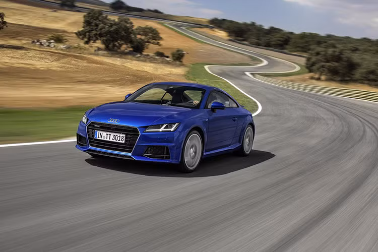 Bên cạnh đó, thế hệ mới nhất của Audi TT cũng sẽ sở hữu hộp số tiptronic và S tronic cùng hệ truyền động toàn thời gian đặc trưng Audi Quattro, khiến cho các chiếc xe Audi TT đặc biệt này trở nên thú vị hơn khi cầm lái. Audi Việt Nam cũng cho biết, cả mẫu xe này đều đã sẵn sàng để tới tay khách hàng ngay trong triển lãm ôtô VIMS 2017.