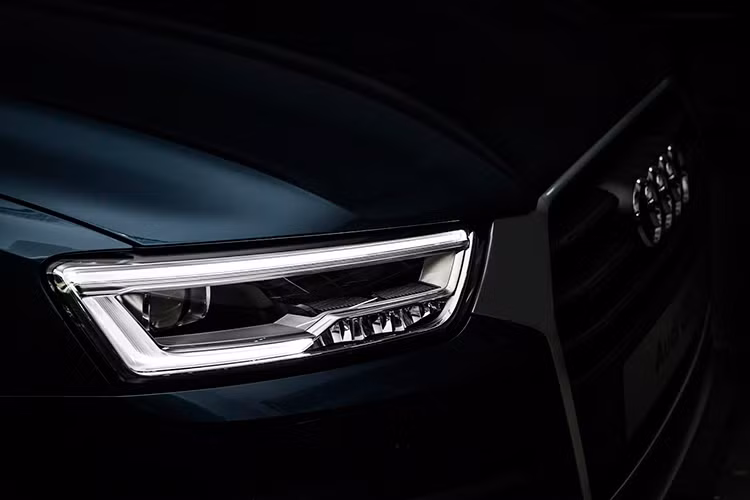 Đầu tiên, phải kể đến thế hệ mới nhất của mẫu xe SUV Audi Q3, đây là mẫu SUV cỡ nhỏ hạng sang phù hợp với đô thị Việt Nam. Trên phiên bản mới nhất của mẫu xe này, nó cũng sẽ được thương hiệu ôtô Đức nâng cấp gói thiết kế mới mang tên Audi Exclusive.