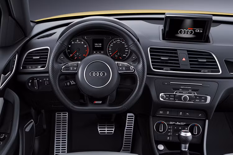Ngoài ra, gói trang bị thể thao Audi Exclusive cũng sẽ được trang bị với vô lăng bọc da đa chức năng với thiết kế 4 chấu với chỉ may màu tương phản. Không gian nội thất được thiết kế với màu nâu làm chủ đạo kết hợp cùng với thảm lót sàn Audi Exclusive và trần xe màu đen.