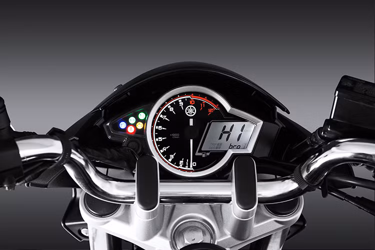 Trên phiên bản màu mới này, Yamaha FZ150i vẫn sử dụng bình xăng có dung tích 12 lít, hệ thống phanh đĩa thủy lực trên cả 2 bánh. Hệ thống treo của Yamaha FZ150i bao gồm phuộc ống lồng thông thường phía trước và giảm xóc đơn đằng sau. Đồng hồ dạng kim và kỹ thuật số.