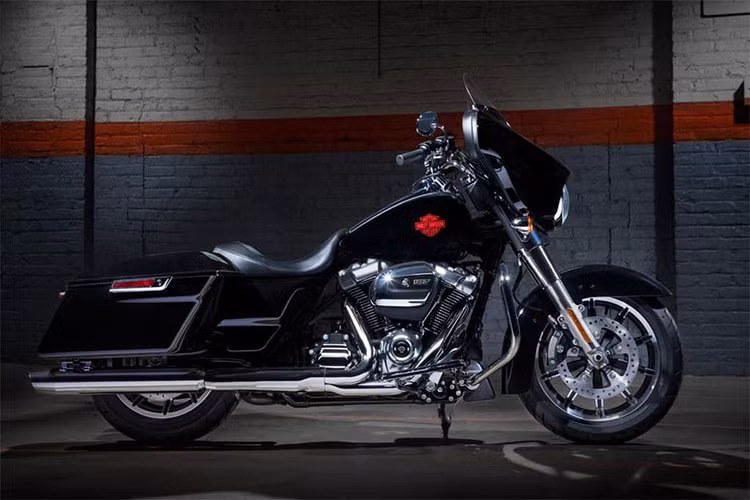 Harley-Davidson Electra Glide 2019 vẫn mang thiết kế quen thuộc như kính gió dạng cánh dơi bản lớn, dáng xe Cruiser yên thấp cũng bộ thùng hông quen thuộc. Đáng chú ý, Electra Glide Standard 2019 sẽ được trang bị cho cặp vành hợp kim nhôm cực kỳ nổi bật.